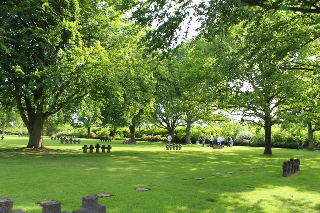 En la fotografía puede observarse la gran cantidad de personas que convoca la tumba de Michael Wittmann
