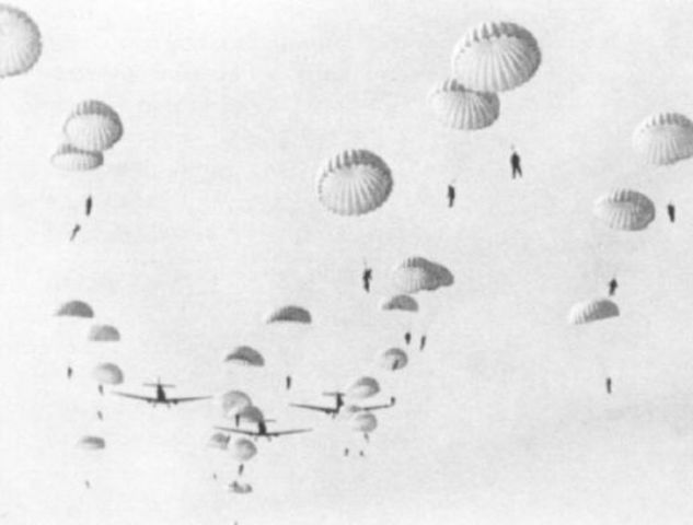 Paracaidistas lanzados sobre Creta en las primeras horas de la invasión. Los Ju 52 llevaban tres tripulantes y podían transportar a 17 soldados aerotransportados o 13 paracaidistas, así como hasta cuatro contenedores con equipo y munición