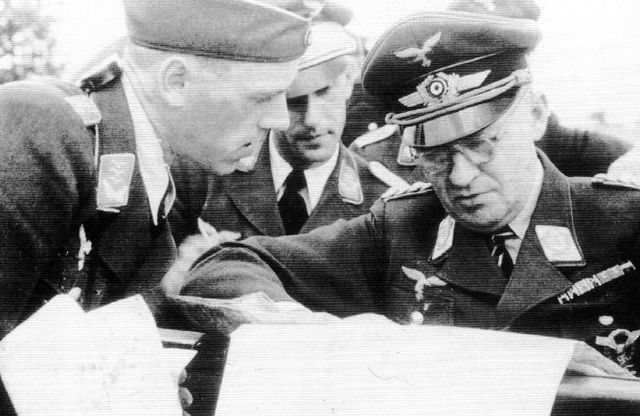 Kurt Student, el padre de las Fallschirmtruppe, examinando un mapa. Fotografía de la primavera de 1940