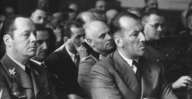 De espectador, durante los juicios populares, 1944
