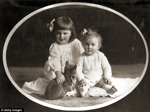Ilse Braun a la izq. y Eva a la dcha. fotografía tomada en 1913