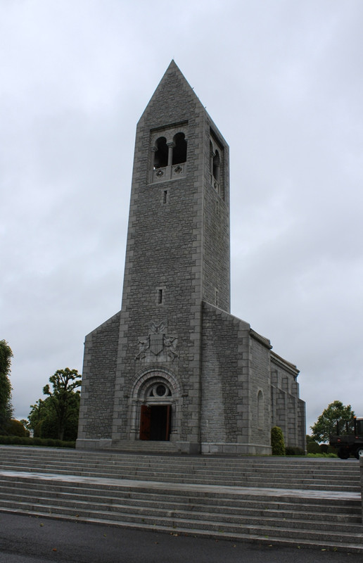 Vista frontal de la capilla conmemorativa