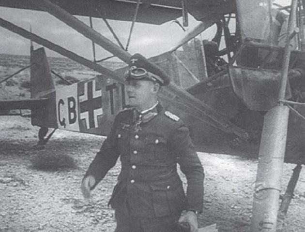 Rommel bajado de una avioneta Fieseler Fi 156 Storch después de un vuelo de reconocimiento