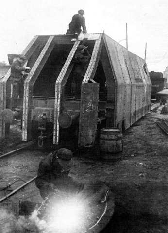 Construcción de un tren blindado en una estación de Moscú. Octubre de 1941