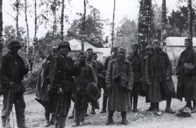 Soldados de la SS Polizei-Div. con prisioneros soviéticos capturados en el bolsa de Luga. Agosto 1941