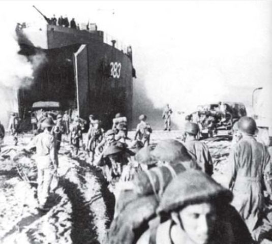 Infantería británica y vehículos desembarcando en Uncle Beach