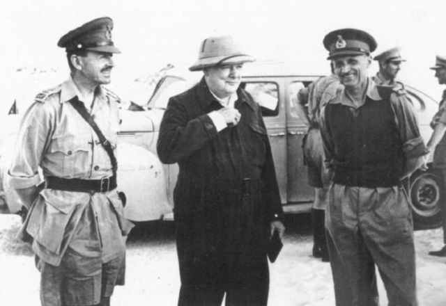 El Primer Ministro británico, Winston Churchill junto a los generales sir Harold Alexander, izquierda, y Bernard Montgomery, derecha, en Egipto. Agosto 1942