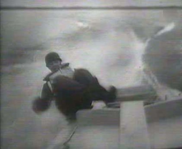 Soldado embistiendo una lancha Linsen contra un buque