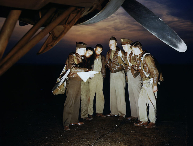 Esta es nuestra misión. Un equipo de combate recibe instrucciones finales justo antes de despegar en un poderoso bombardero YB-17 perteneciente a un escuadrón de bombardeo con base en el campo, Langley Field, en Virginia, fotografiado en mayo de 1942