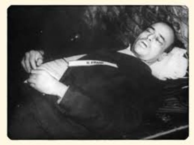 Cadáver de Frank tras se ahorcado en Nuremberg, 16 de octubre de 1946