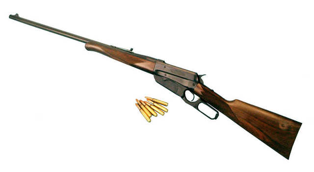 Winchester 1895, aplicado al mercado militar, se cambio el calibre de 44-40 por un 7,62 fue usado mayormente por Rusia en la primera guerra mundial, un raro ejemplo de un rifle de palanca aplicado al mundo militar