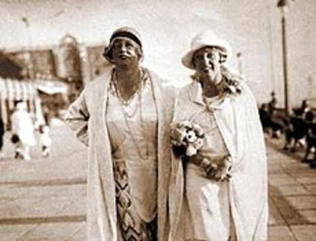 Kitty, izquierda, con su hija Katleen, en 1922
