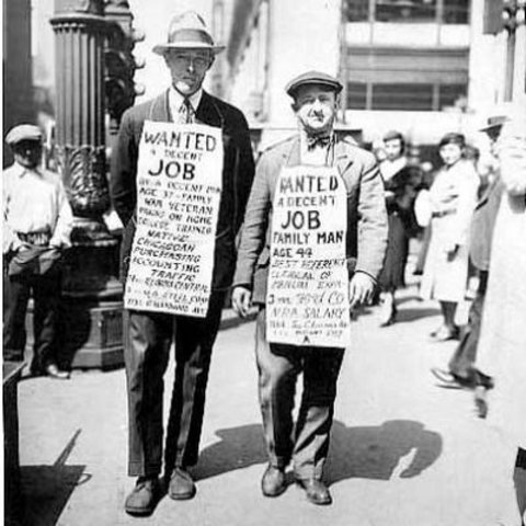 Dos trabajadores buscando empleo, con carteles, típico del periodo