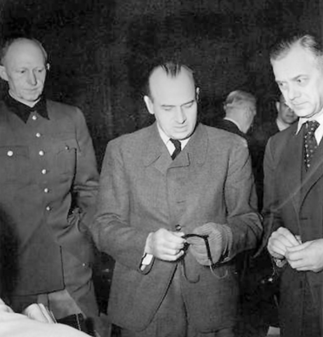 Frank con un guante después de un intento fallido de suicidio poco después de su arresto en el juicio de Nuremberg, con Alfred Jodl y Alfred Rosenberg
