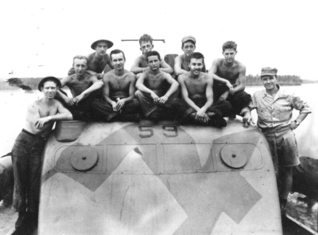 La PT-59 y su tripulación después de finalizada la campaña de Guadalcanal