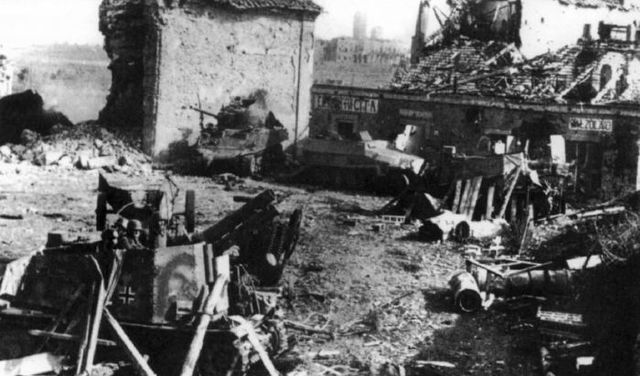 Dos obuses autopropulsados Grille de 150 mm junto aun semioruga SdKfz 251 de la 3rd Panzergrenadier Division en Carroceto. Junto al semioruga un Sherman del 46th RTR puesto fuera de combate