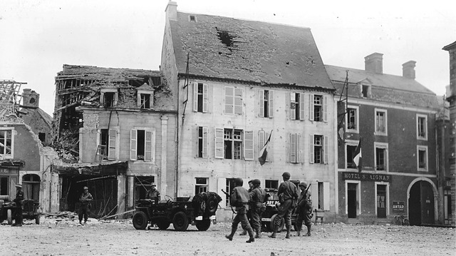 El cuerpo de un soldado alemán muerto yace en la Place Du Marche después de la ciudad fuera tomada por las tropas estadounidenses
