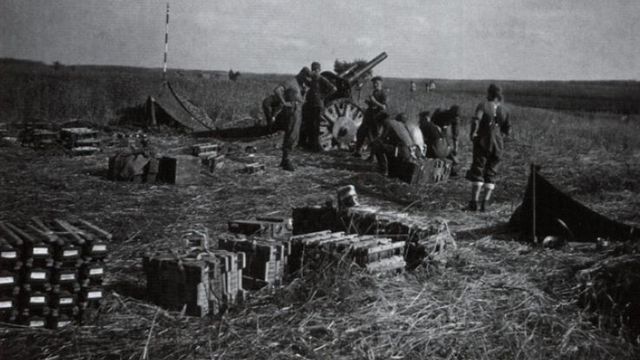 Obús alemán le.FH 18 de 105 mm cañoneando Leningrado. Verano de 1943
