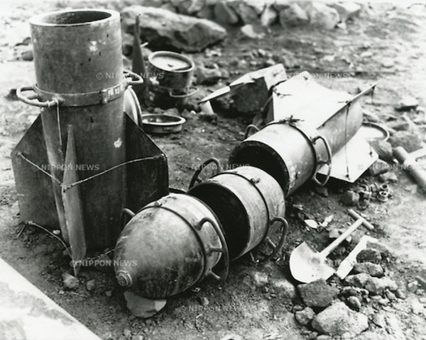 Cuerpo del proyectil, carga propulsora y ojiva explosiva separados, observen las grapas de transporte