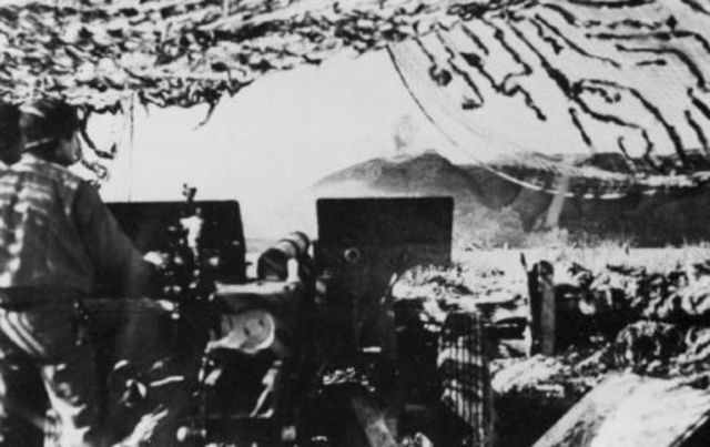 Artillería norteamericana bombardeando la colina del monasterio