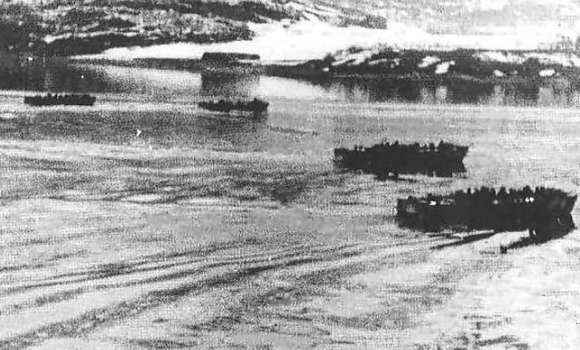 Lanchas de desembarco con legionarios franceses en Bjerkvik, cerca de Narvik