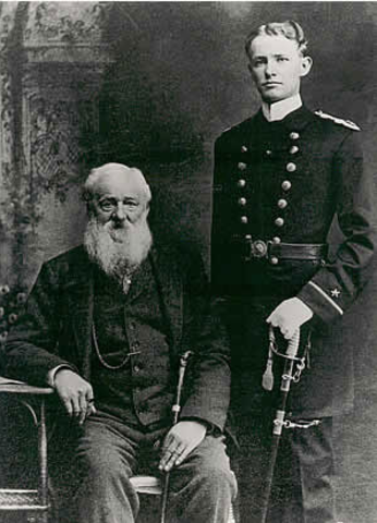 El teniente Nimitz posando junto a su abuelo en 1907