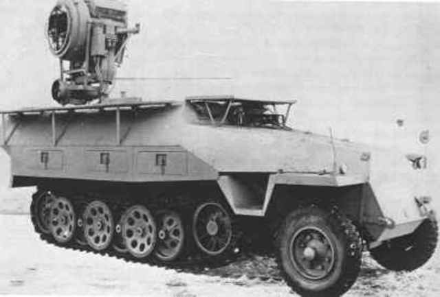 SdKfz 251-20 Uhu. Puede observarse el enorme visor sobre el compartimento posterior