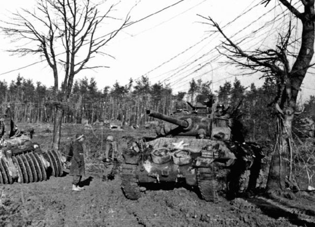 Cazacarros M36 de la 5ª División Blindada en la Hürtgenwald cerca de la localidad de Grosshau. 15 diciembre 1944