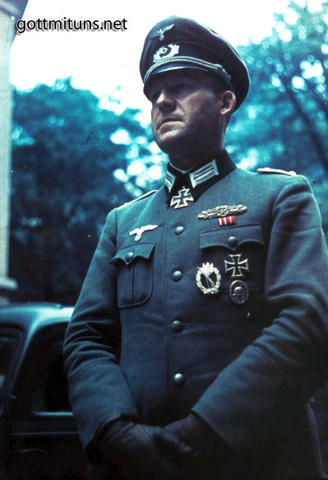 El oficial alemán Georg Einhoff con su pasador