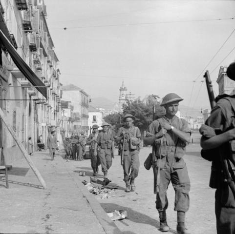 10 de septiembre de 1943, tropas británicas entrando en la ciudad de Salerno
