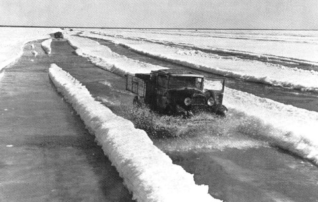 Carretera sobre el Ladoga. Hasta que el hielo no alcanzaba un grosor de 30 cm sólo podían circular los trineos