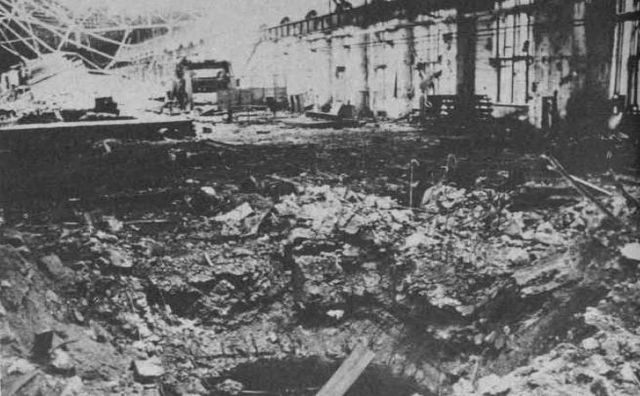 Una de las muchas fábricas de Leningrado destruidas