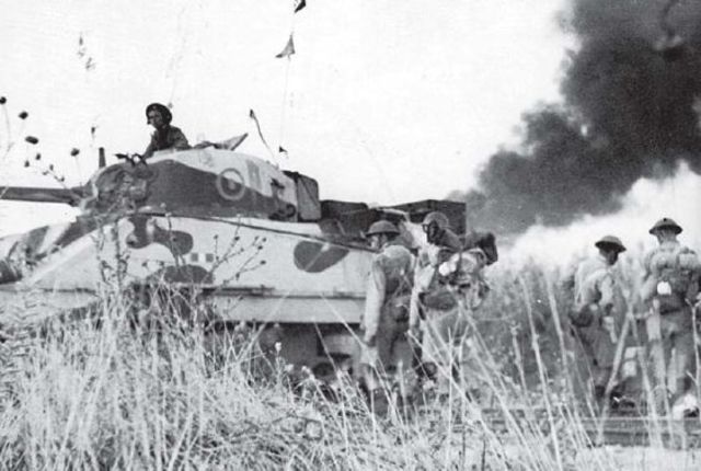 Sherman M4A3 británico de los Scots Greys durante los combates a los largo del río Tusciano