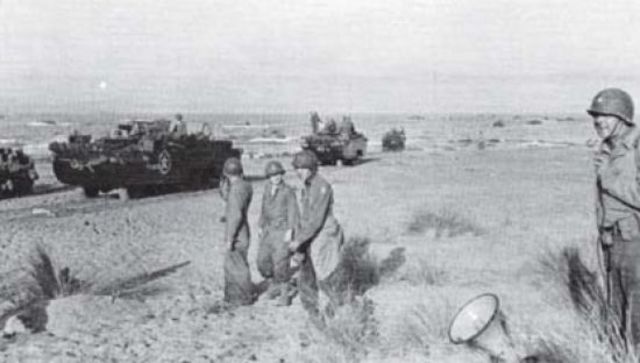 Hombres de la 36ª División de Infantería de EE.UU en la playa de Paestum el Día D+1
