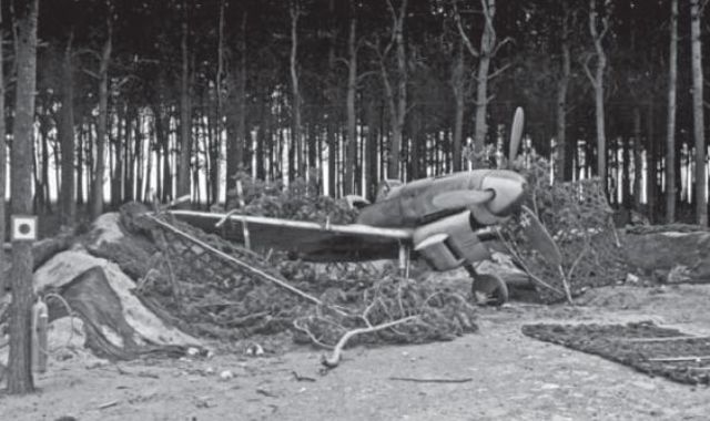 Los bombardeos aliados obligan a la Luftwaffe a dispersar y camuflar sus bases aéreas. En la imagen, un Me Bf 109 en la base de Stendal