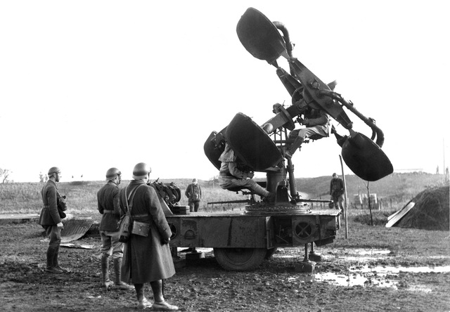1940, Francia, soldados franceses y su estación de radar en acción