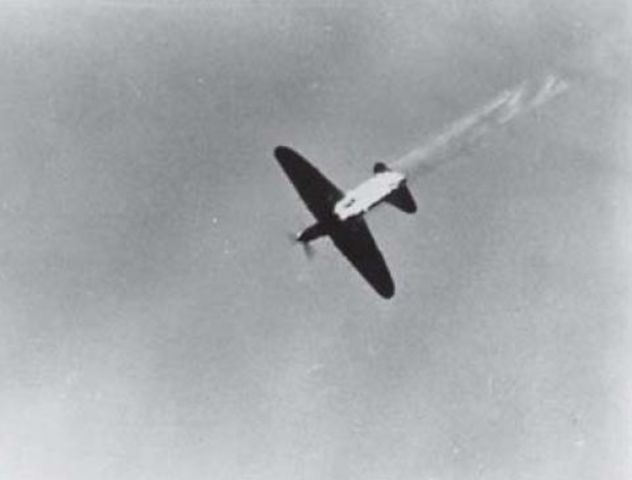 Caza soviético derribado por la Luftwaffe. Una vez que las numerosas unidades de la Luftwaffe regresaron de Crimea, la superioridad aérea alemana sobre los cielos de Kharkov se hizo patente