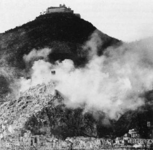 Ciudad de Cassino durante un bombardeo. La colina del castillo domina la ciudad. La colina del monasterio lo domina todo