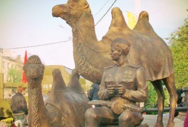 Monumento en honor de los camellos Masha y Misha en Ajtubinsk