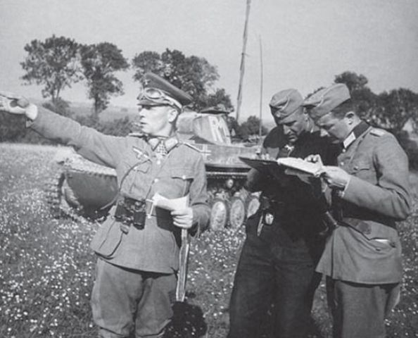El 27 de Mayo de 1940, le fue concedida la Cruz de Caballero por el avance su división durante la campaña de Francia. En la imagen, junto a unos oficiales de su Cuartel General, al fondo un Panzer II perteneciente al mismo