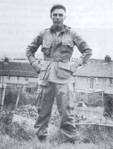 El soldado Burr Smith en una foto frente a los establos