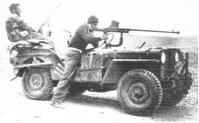 Jeep armado con un fusil anticarro Boys, usado contra los blindados egipcios en el desierto del Negev en la parte trasera del vehículo un soldado vigila con una MG-34, durante la operación Diez Plagas en octubre de 1948, las tres flechas del jeep son las marcas particulares del comando sur