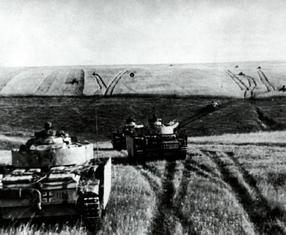 Tanques del II SS Cuerpo Panzer avanzando por la estapa en formación de ataque