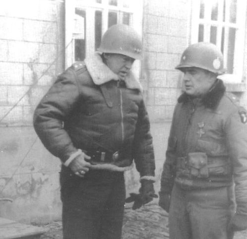 Patton entra con sus tropas en Bastogne, 26 de diciembre de 1944. En la imagen junto al General de Brigada Anthony McAuliffe, comandante provisional de la 101ª Aerotransportada durante los combates en Bastogne