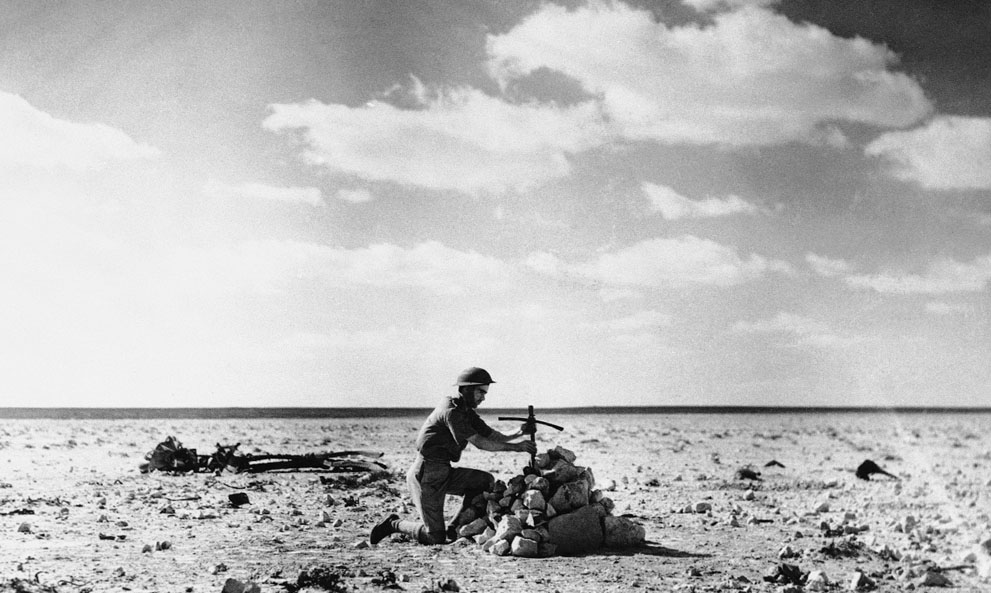 Un miembro de la RAF improvisa una cruz a partir de los restos de un avión italiano que fue derribado el 27 de diciembre de 1940
