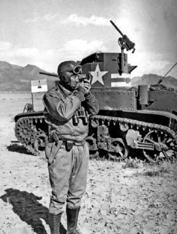 Patton posando junto a un tanque ligero M3 en el Centro de Formación del Desierto Mojave de California en 1942