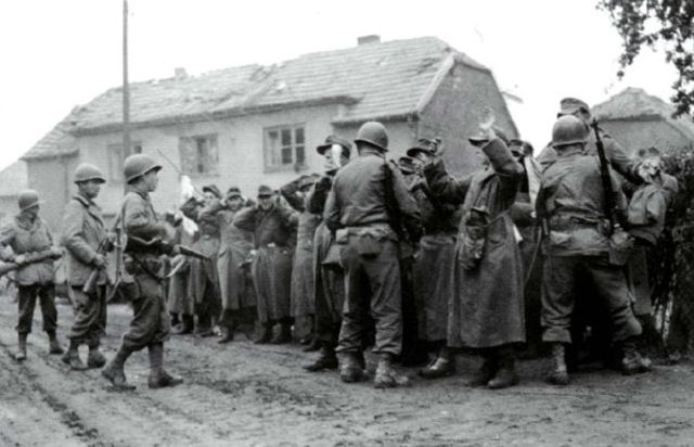Soldados alemanes capturados en Ubach por hombres del 172º Batallón de Ingenieros. 6 octubre 1944