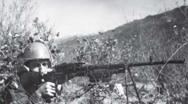 Soldado italiano perteneciente a una división de costa manejando una ametralladora Hotchkiss M1926 de 6,6 mm