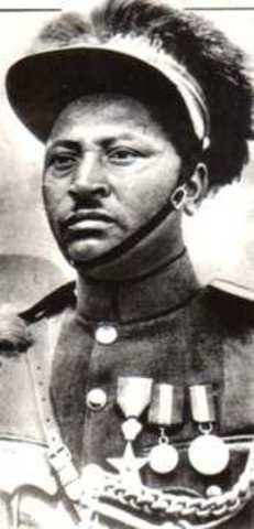 Un oficial de la guardia imperial, vean la piel de león que cubre su gorra, símbolo de estatus en el ejercito etíope
