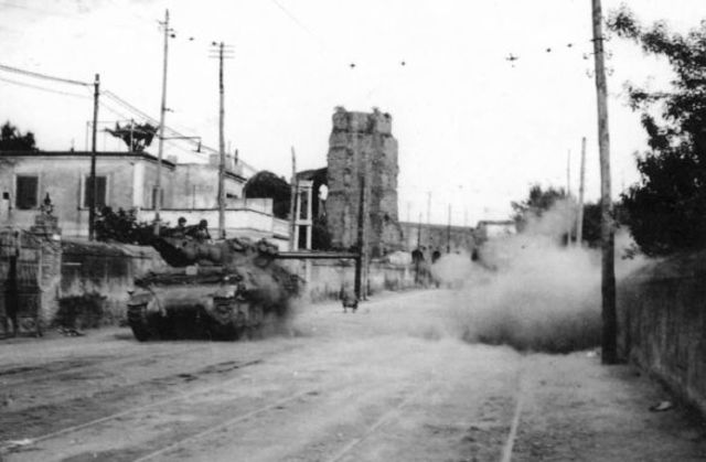 Cazacarros M10 disparando a quemarropa sobre un objetivo en los suburbios de Roma. 4 de junio de 1944